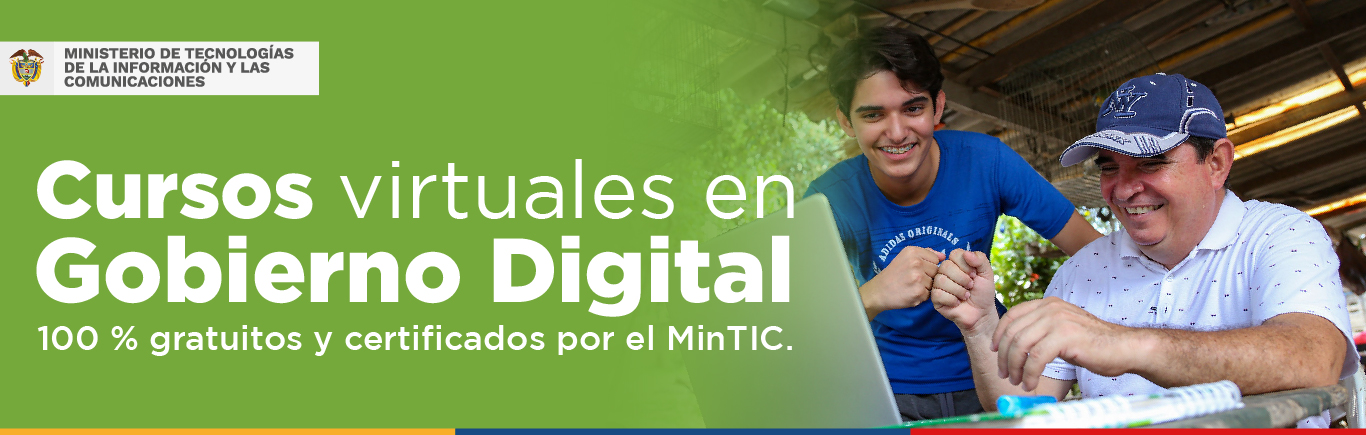 Hombres sonriendo frente a su computador